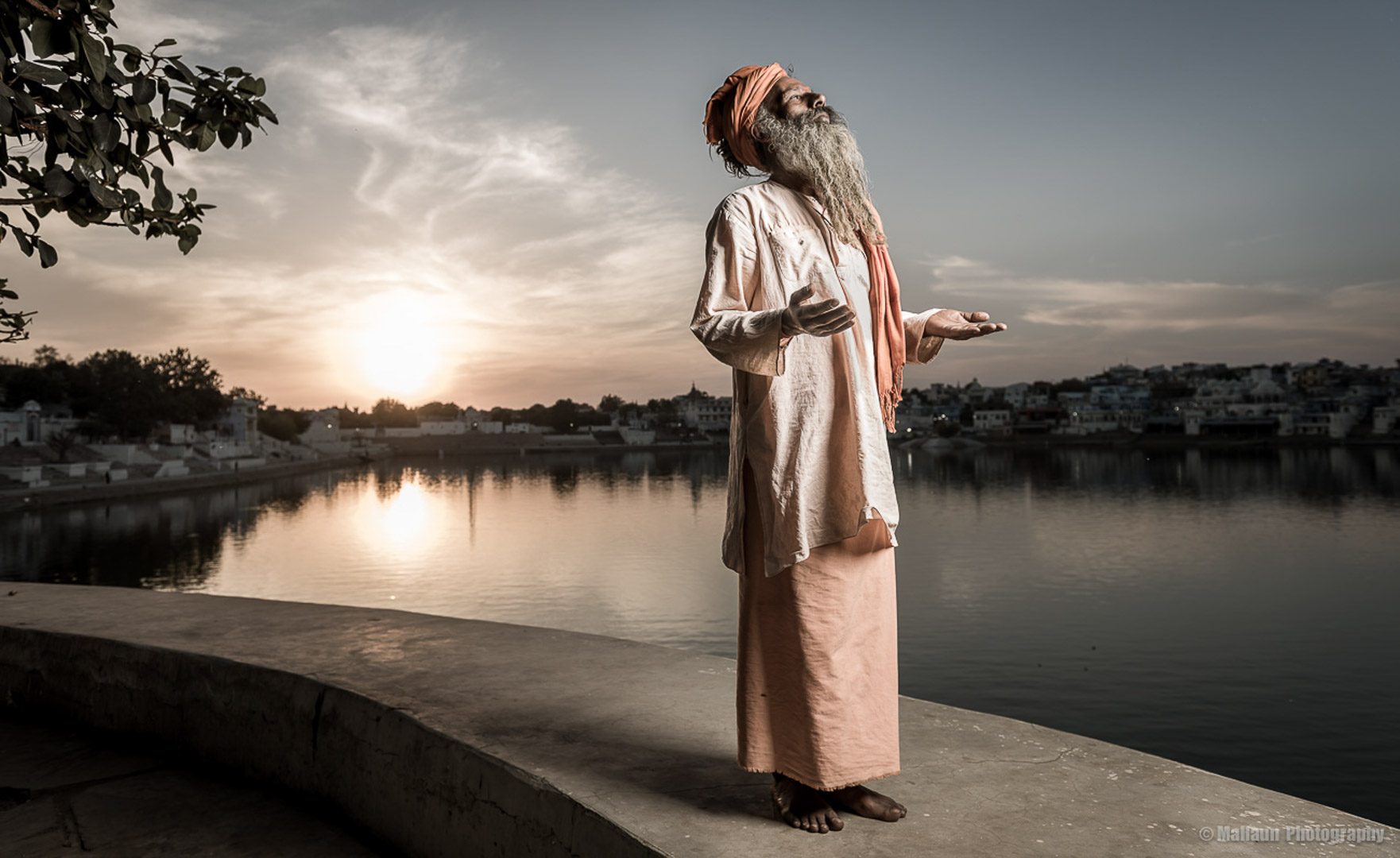 Editorial Bild von Indischem Guru mit langem Bart und Turban hält Hände hoch im Sonnenuntergang